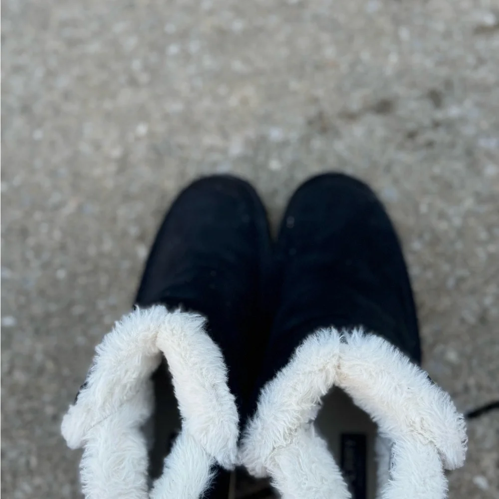 Sperry Black Boots with Cream Fur Lining